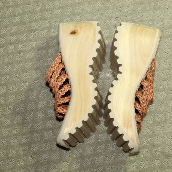 NWOT Soda Women's 9 Tan Woven Platform Wedge Wooden Sandals - Picture 3 of 6